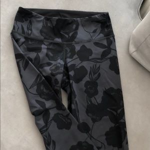 Lululemon sz4 black print crop
